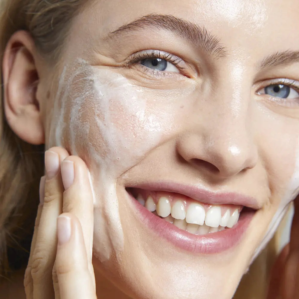 Oriflame Love Nature Hydrating Gel Cleanser with Organic Aloe Vera & Pineapple 125 ml | Gentle Daily Face Wash for Fresh & Glowing Skin | Original Sweden Skincare